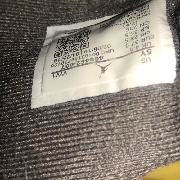 Jordan 4s - Picture 4 of 4